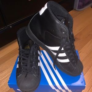 Worn Adidas shell toes hightop sneakers youth sz 6